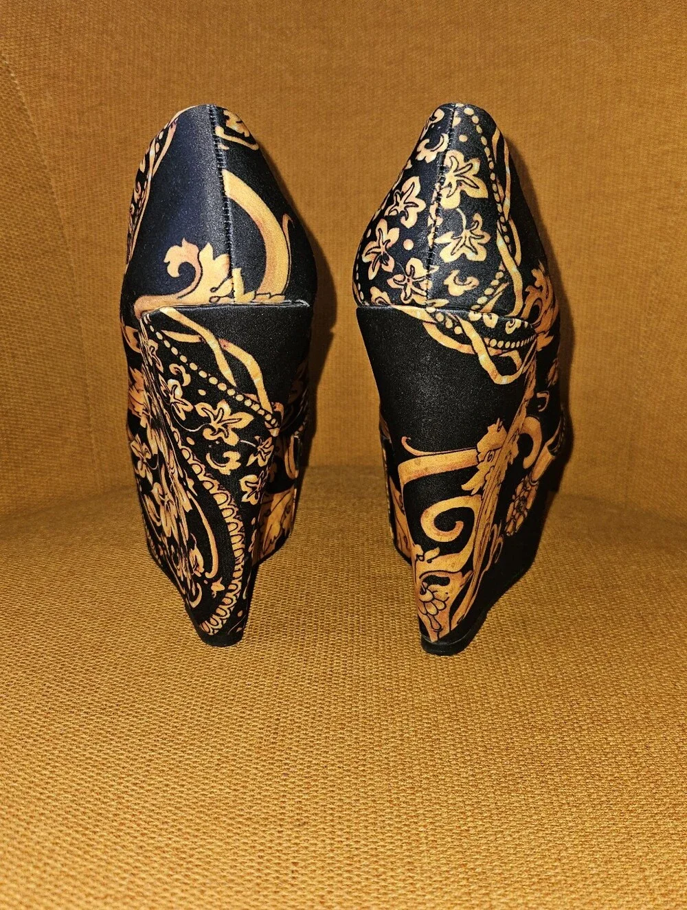 MADISON by SHOE DAZZLER Miya Platform Wedge Pumps Black and Gold Print Sz 8.5